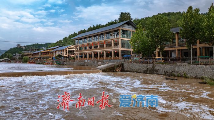 雨后门牙景区水位上涨,形成多处飞瀑景观