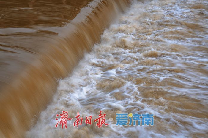 雨后门牙景区水位上涨,形成多处飞瀑景观
