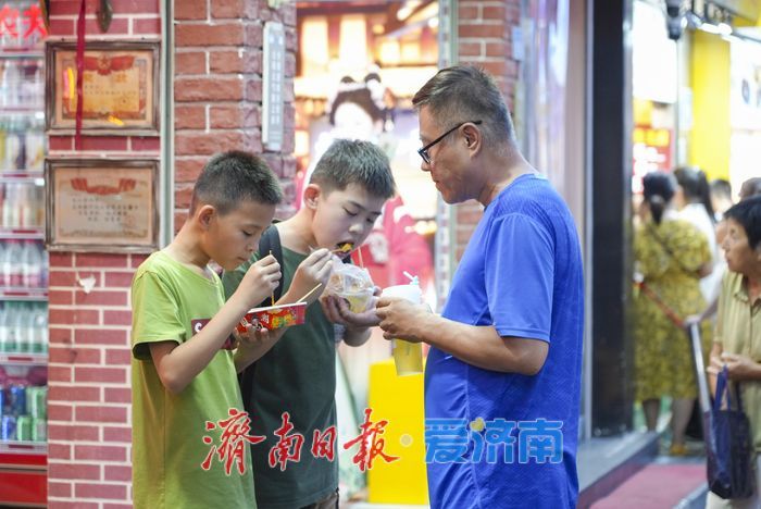 “烟火气”点燃夏夜经济！济南芙蓉街暑期人气爆棚