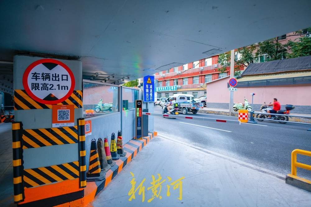 济南顺河高架下新增停车位，缓解了周边医院的停车紧张问题