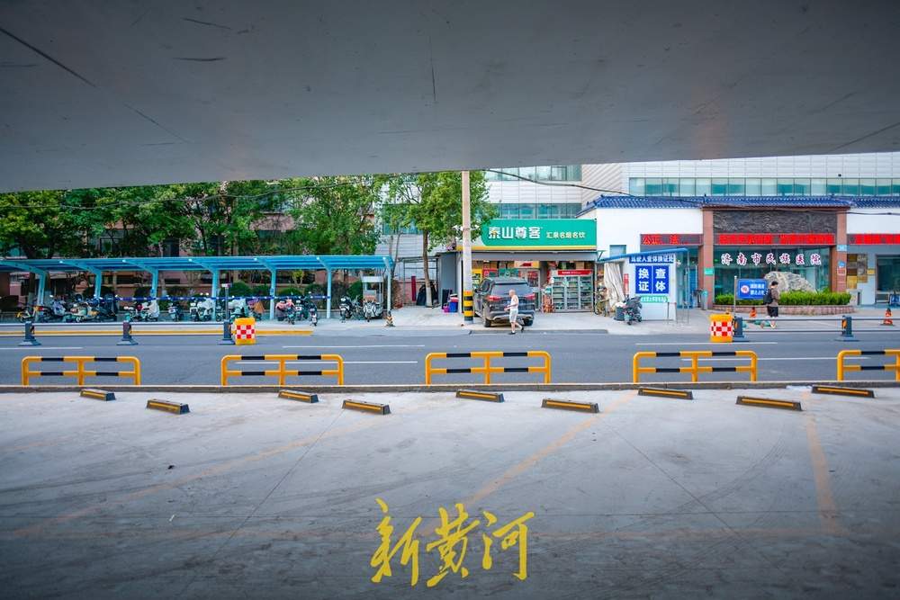 济南顺河高架下新增停车位，缓解了周边医院的停车紧张问题