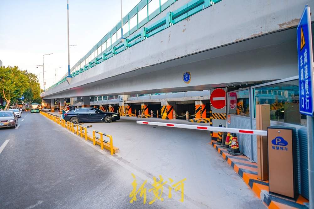 济南顺河高架下新增停车位，缓解了周边医院的停车紧张问题