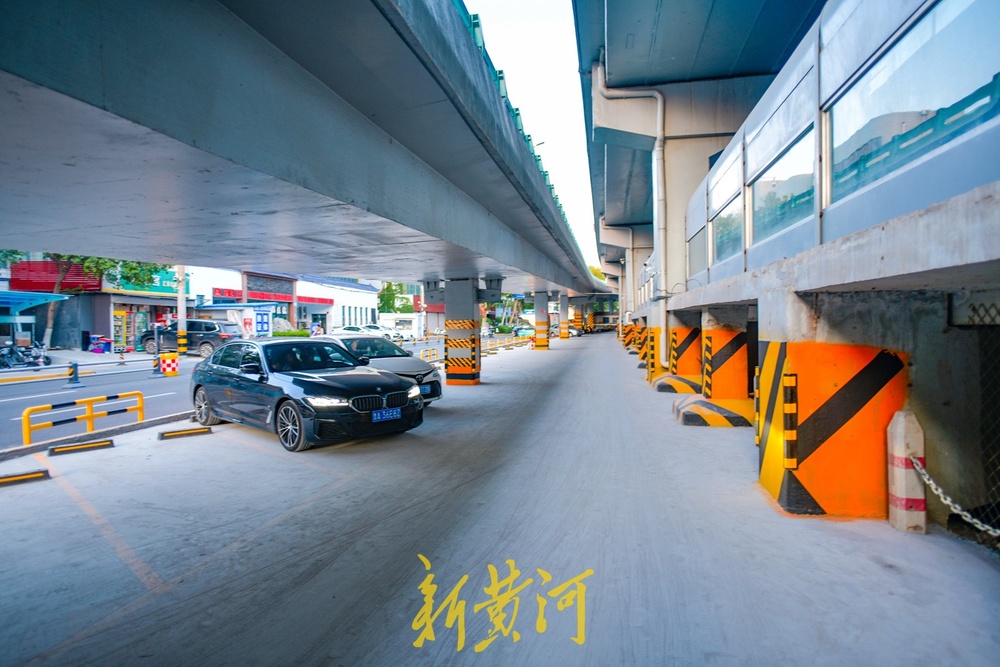 济南顺河高架下新增停车位，缓解了周边医院的停车紧张问题