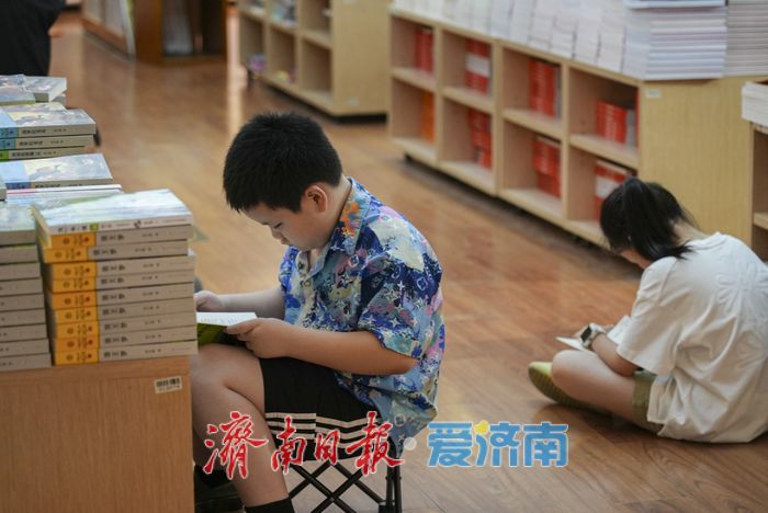 一年四季 泉在济南丨炎炎夏日 书香沁凉