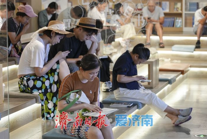 一年四季 泉在济南丨炎炎夏日 书香沁凉
