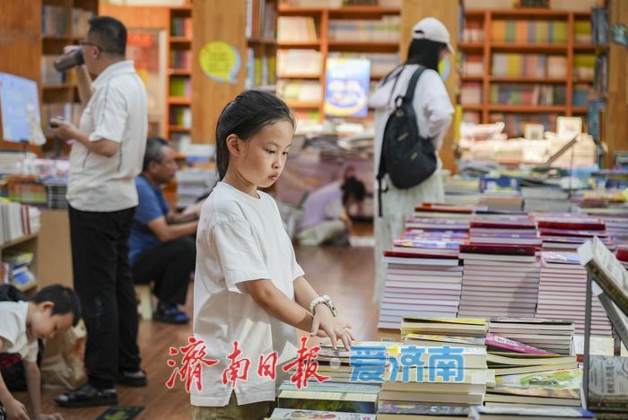 一年四季 泉在济南丨炎炎夏日 书香沁凉