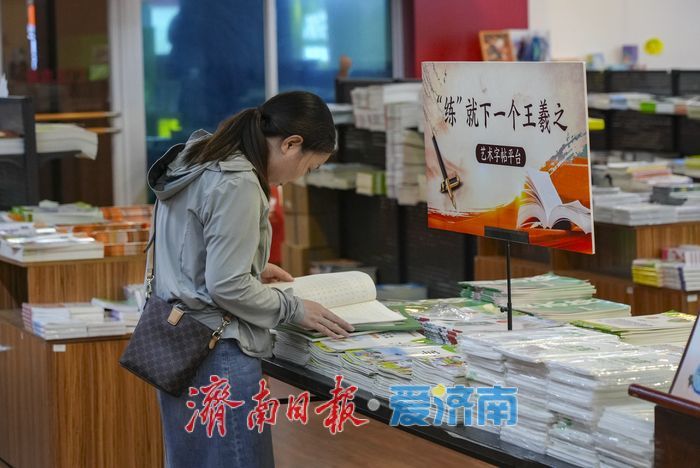 一年四季 泉在济南丨炎炎夏日 书香沁凉