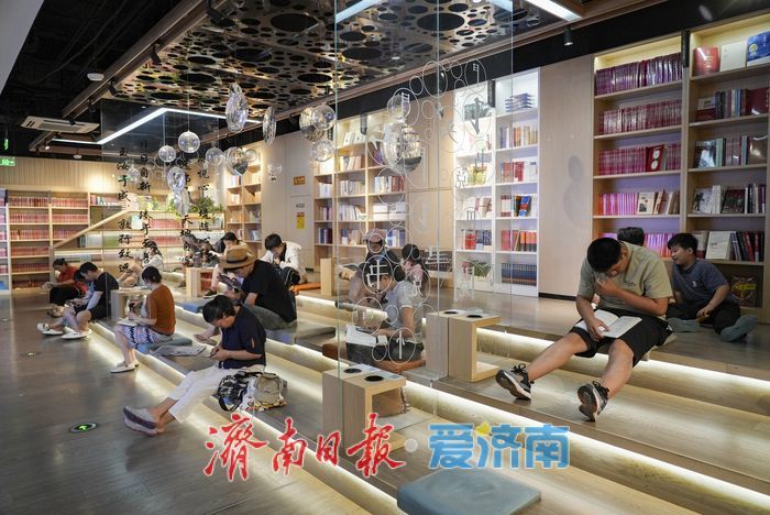 一年四季 泉在济南丨炎炎夏日 书香沁凉