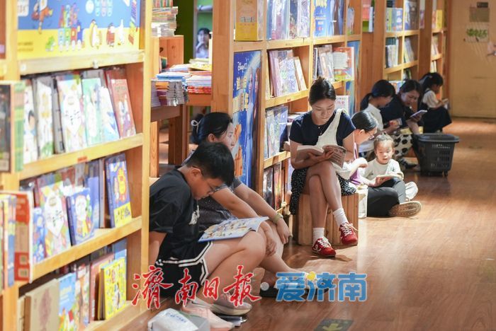 一年四季 泉在济南丨炎炎夏日 书香沁凉