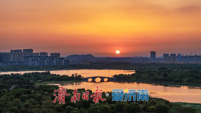 一年四季 泉在济南|华山湖披上霞光盛装 ,演绎“湖光山色”醉美时刻