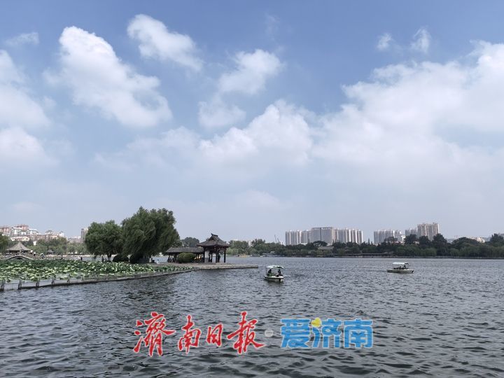 一年四季 泉在济南丨济南大明湖美如画,水天共色游船穿梭