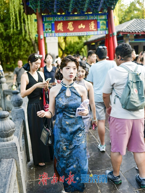 一年四季 泉在济南丨趵突泉喷涌迎盛景，旗袍佳人泉畔打卡成风景