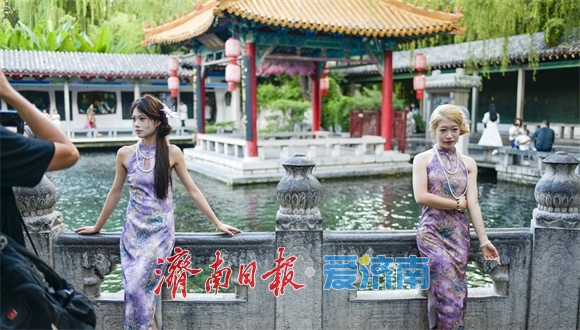 一年四季 泉在济南丨趵突泉喷涌迎盛景,旗袍佳人泉畔打卡成风景
