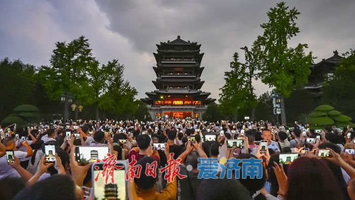 一年四季 泉在济南丨璀璨瞬间！超然楼亮灯“超燃”时刻 暑期打卡热度不减