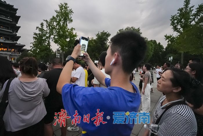 一年四季 泉在济南丨璀璨瞬间！超然楼亮灯“超燃”时刻 暑期打卡热度不减