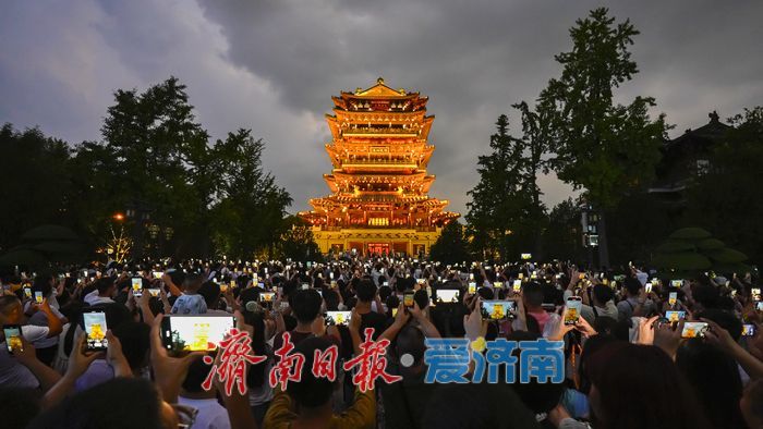 一年四季 泉在济南丨璀璨瞬间!超然楼亮灯“超燃”时刻 暑期打卡热度不减