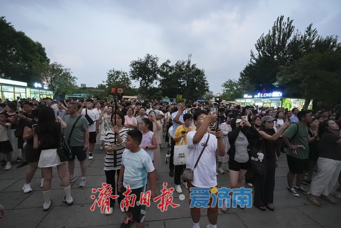 一年四季 泉在济南丨璀璨瞬间!超然楼亮灯“超燃”时刻 暑期打卡热度不减