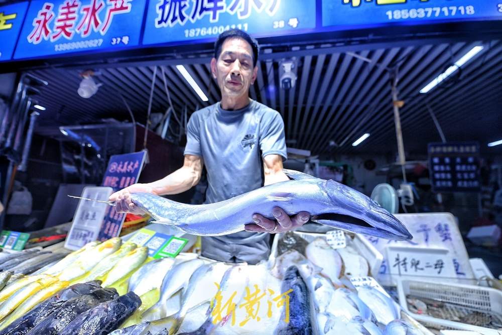 开海后市民争相尝“鲜”,有摊主一上午卖出2000斤梭子蟹