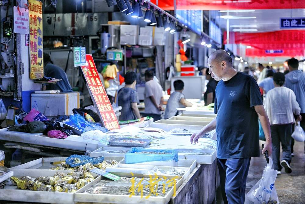 开海后市民争相尝“鲜”,有摊主一上午卖出2000斤梭子蟹