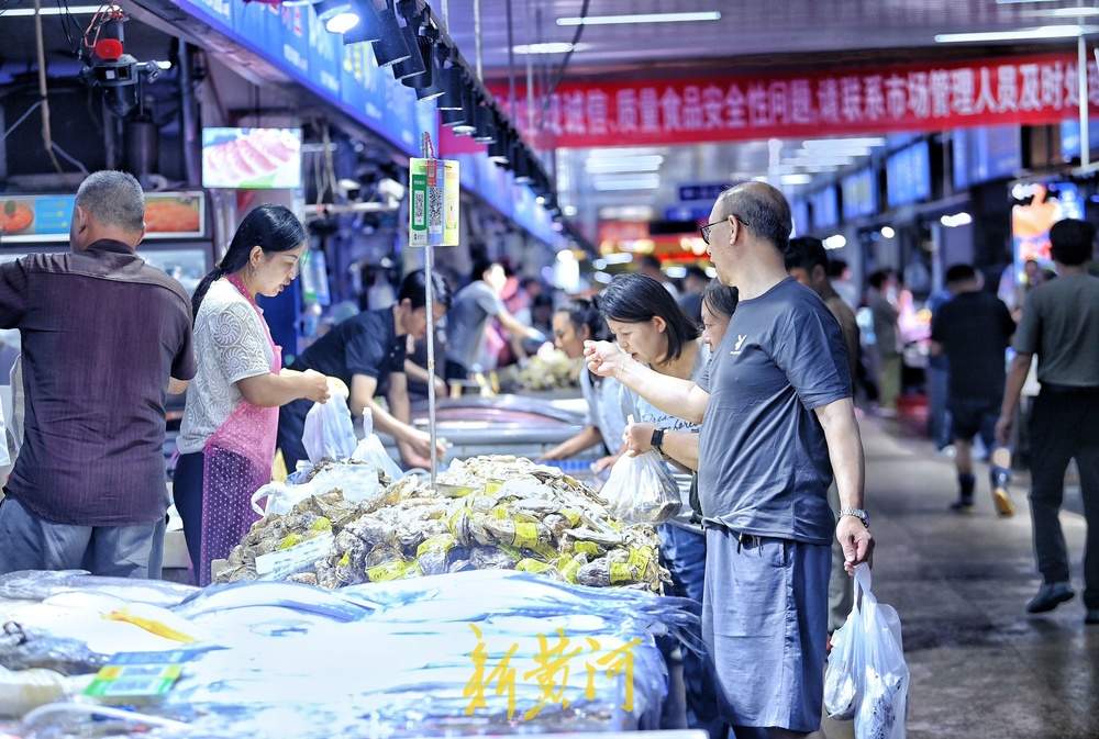 开海后市民争相尝“鲜”,有摊主一上午卖出2000斤梭子蟹