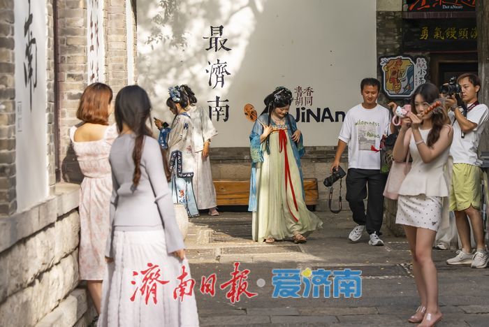 古城秋韵邂逅国潮，彰显文化自信和传统之美