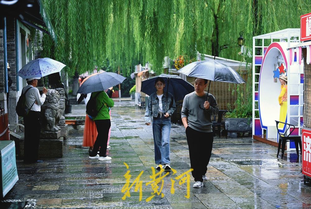 漫游泉城老街巷 秋雨蒙蒙别有韵味  