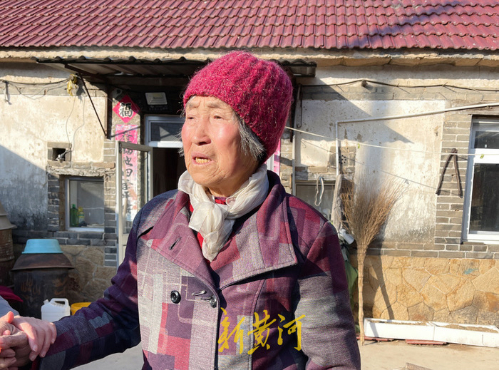 四载寒暑十万公里的寻找 英雄山上，为254位无名烈士刻下名字