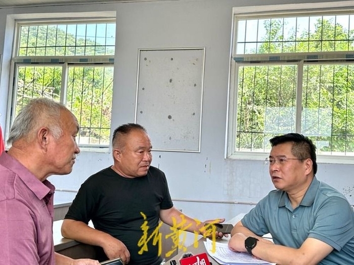 四载寒暑十万公里的寻找 英雄山上，为254位无名烈士刻下名字
