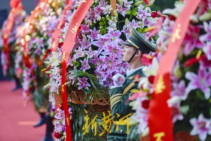 四载寒暑十万公里的寻找 英雄山上，为254位无名烈士刻下名字