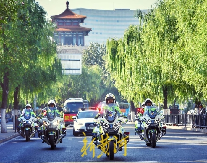 四载寒暑十万公里的寻找 英雄山上，为254位无名烈士刻下名字