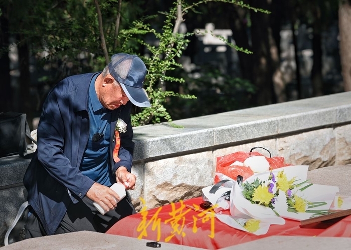 四载寒暑十万公里的寻找 英雄山上，为254位无名烈士刻下名字