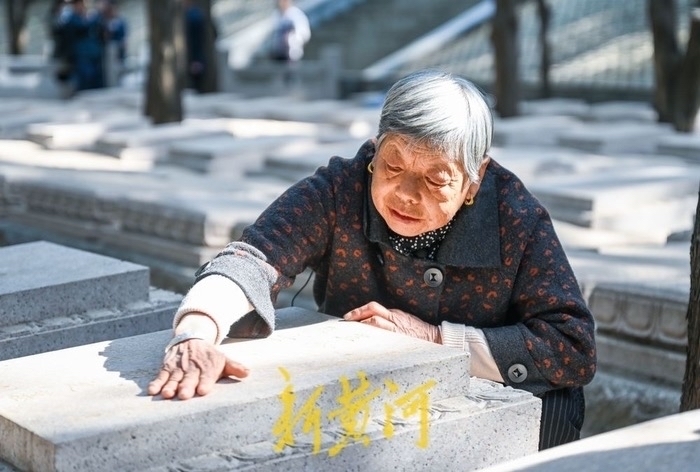 四载寒暑十万公里的寻找 英雄山上，为254位无名烈士刻下名字