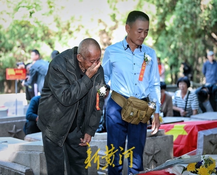 四载寒暑十万公里的寻找 英雄山上，为254位无名烈士刻下名字