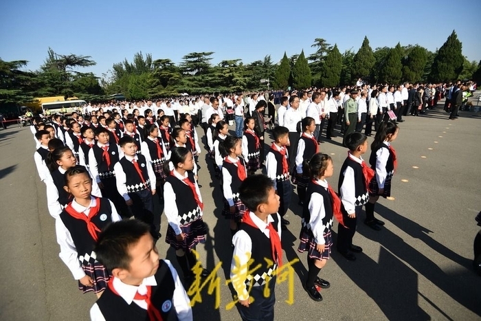 四载寒暑十万公里的寻找 英雄山上，为254位无名烈士刻下名字