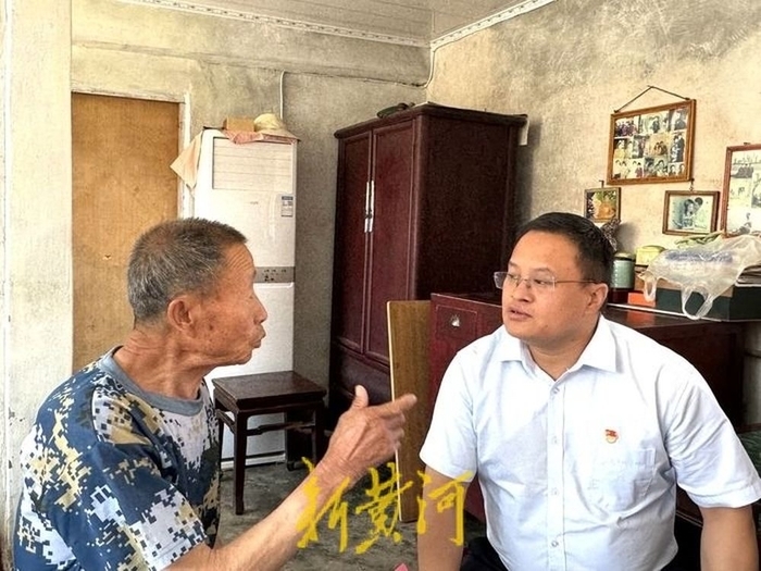 四载寒暑十万公里的寻找 英雄山上，为254位无名烈士刻下名字