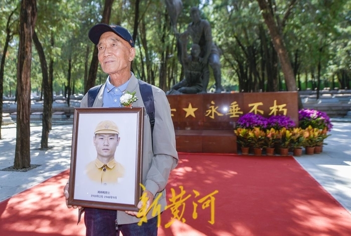 四载寒暑十万公里的寻找 英雄山上，为254位无名烈士刻下名字