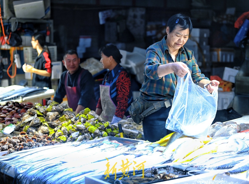 国庆中秋双节临近，济南海鲜市场一片繁忙