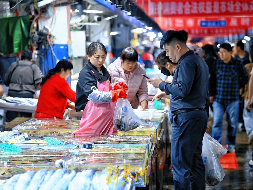 国庆中秋双节临近，济南海鲜市场一片繁忙