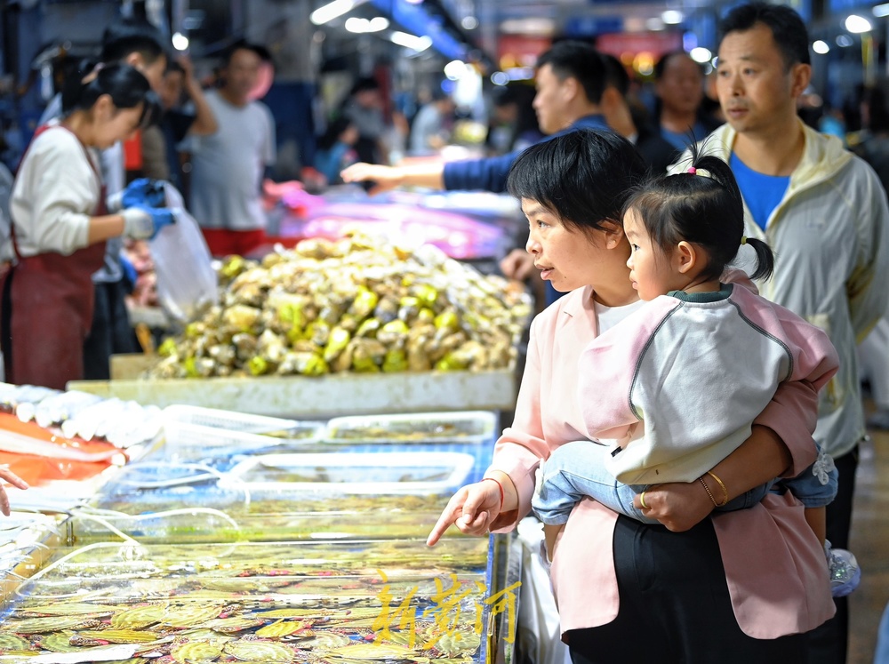 国庆中秋双节临近，济南海鲜市场一片繁忙
