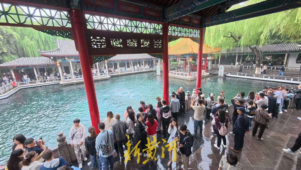 秋雨频顾润泉城 趵突泉水位达29.62米