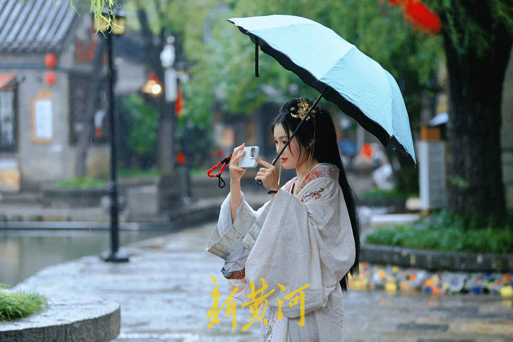 秋雨中，簪花姑娘漫步明府城感受泉城浪漫