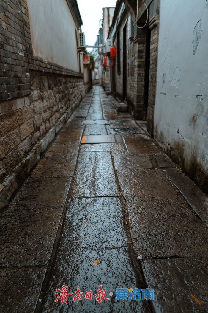 一年四季 泉在济南丨济南涌泉胡同：雨中尽显古韵风情