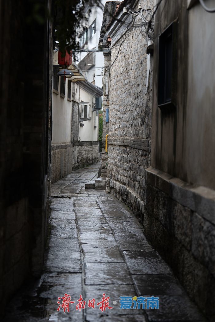 一年四季 泉在济南丨济南涌泉胡同：雨中尽显古韵风情