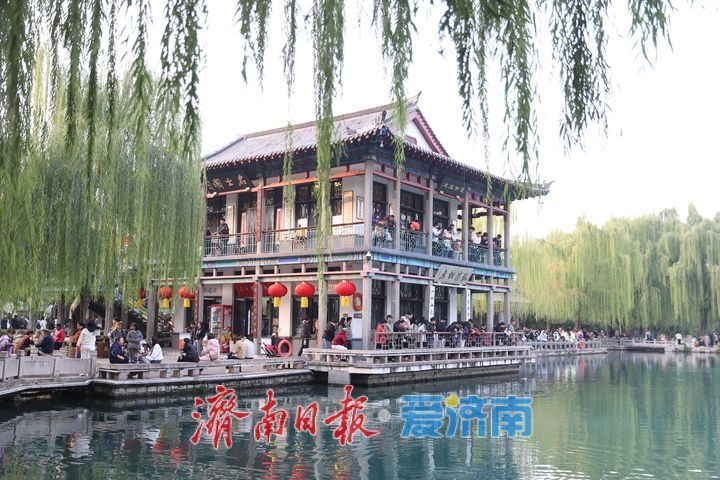 一年四季 泉在济南丨斑斓秋色映清泉！济南五龙潭深秋景致引客来