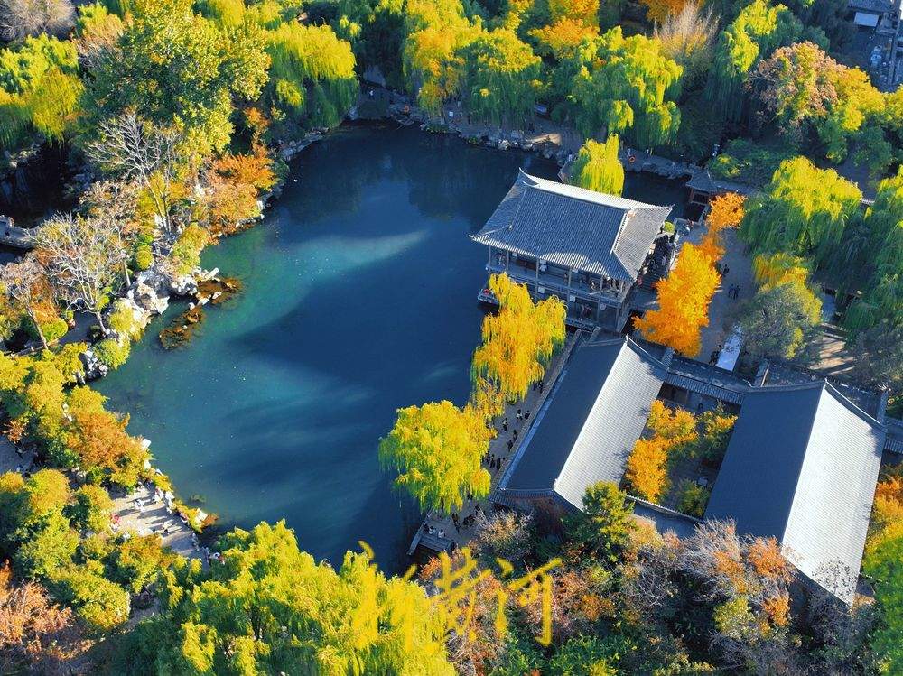 五彩斑斓，五龙潭呈现最美晚秋景色