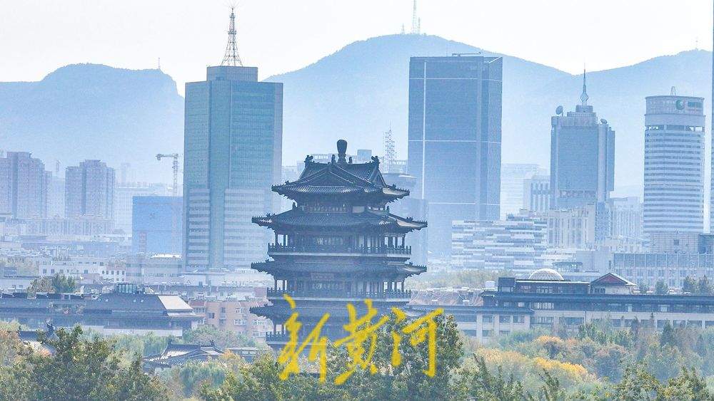 深秋济南大明湖彩叶交织 绘就泉城绝美胜景