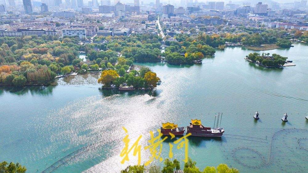 深秋济南大明湖彩叶交织 绘就泉城绝美胜景