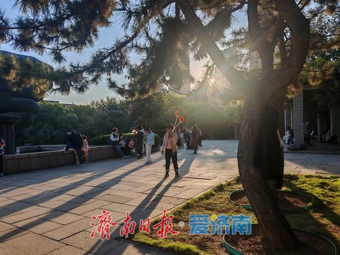 一年四季 泉在济南丨济南森林公园变身“秋日调色盘” 周末游人如织享惬意