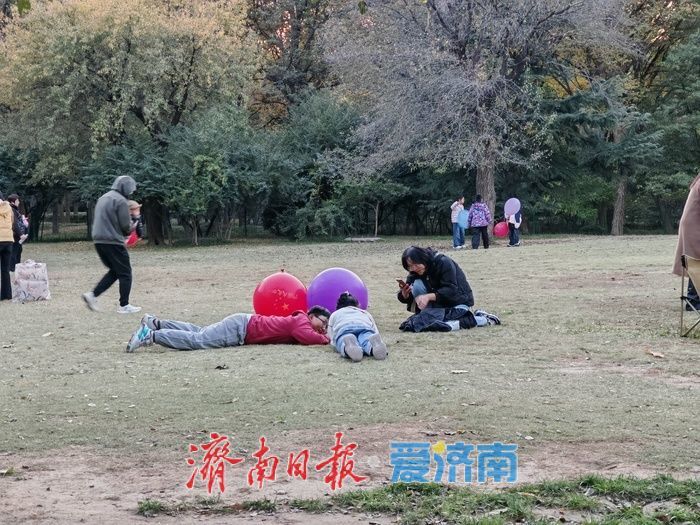 一年四季 泉在济南丨济南森林公园变身“秋日调色盘” 周末游人如织享惬意