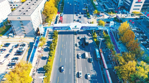 济南经十路两座过街天桥安装电梯 有扶梯,也有直梯有速度,更有温度